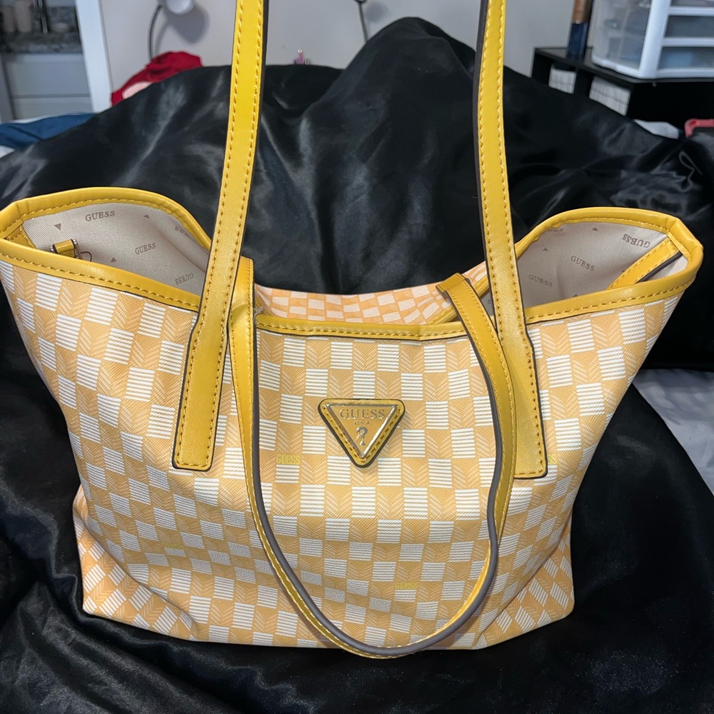 GUESS VIKKY TOTE SET 💛💛💛